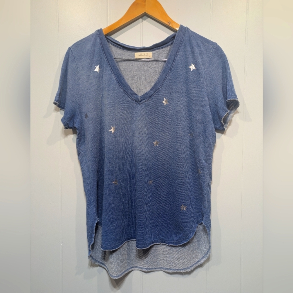 Bella‎ Dahl Star Print Faded Blue Top Size Medium Distressed Chambray Style